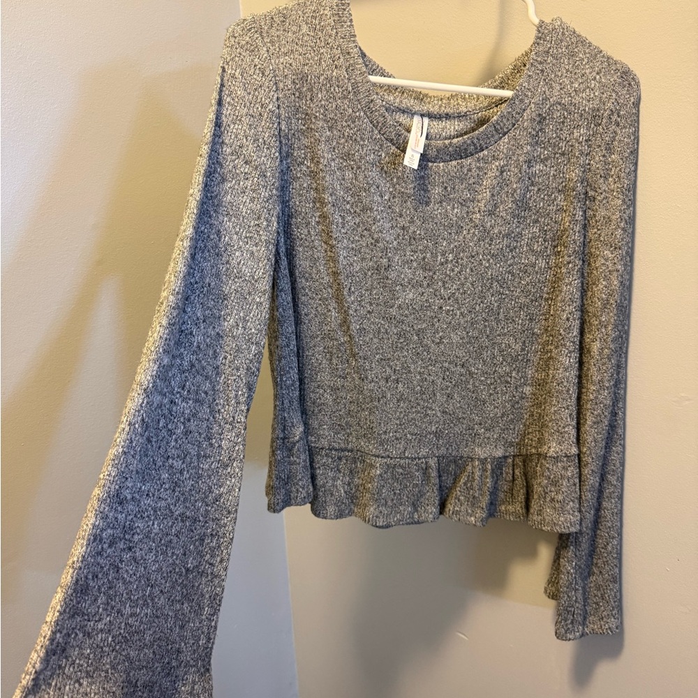 Gray Ruffle-Hem Long Sleeve Top - Women